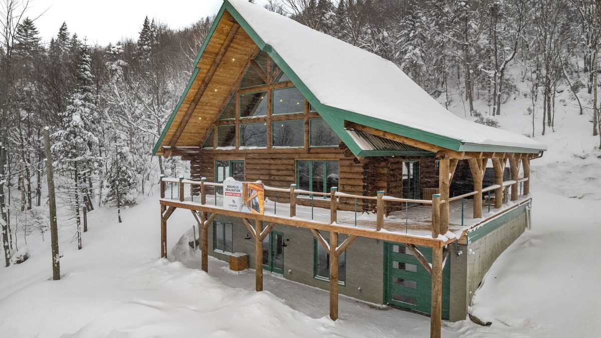 Saint-Philemon Ski Chalet | Arborum North Forest | Logs, spa, ski, pool table and slope views