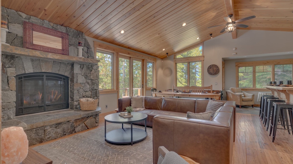 Country Club Estates House | Arcade, Foosball, Spa, Shuffleboard, Grill, Open Floor plan, 5mins to Heavenly - Timber Lodge