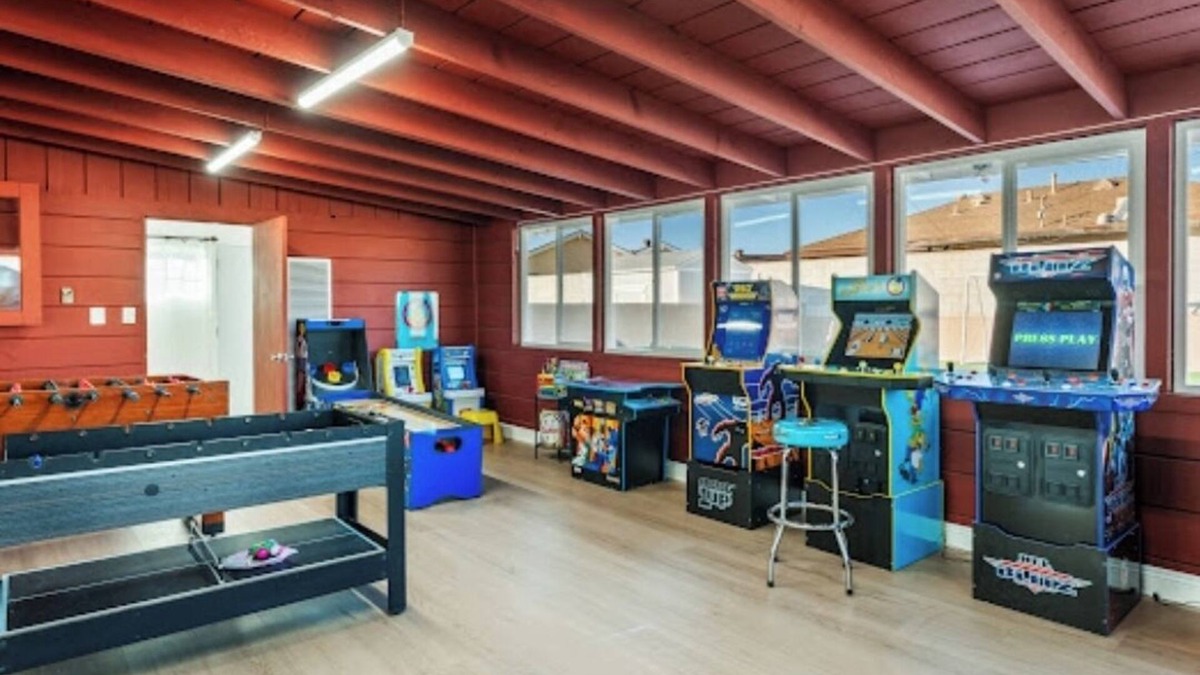 San Bernardino House | ARCADE, MINI GOLF, SOCCER, GAME ROOM, FIRE PIT, SWINGS, PRIVATE Parking