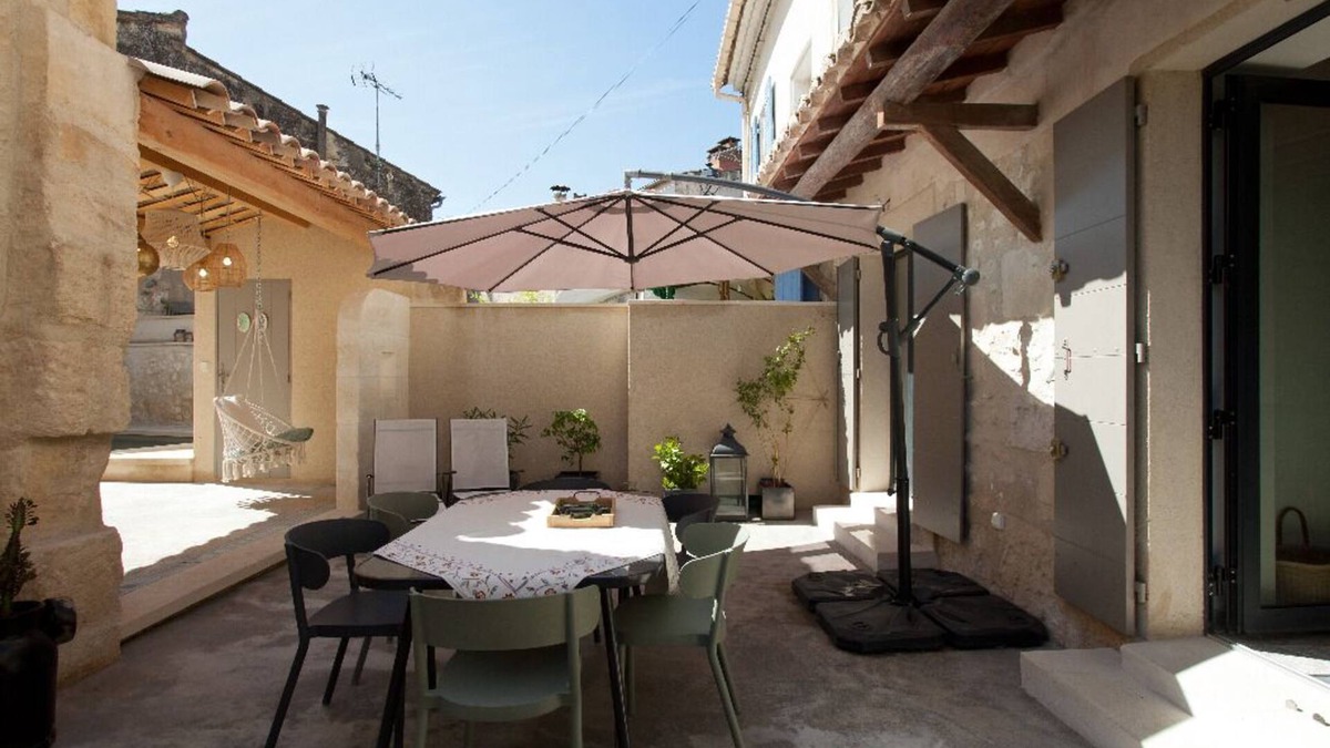 Fontvieille House | Architect-designed house in Provencal village center with swimming pool
