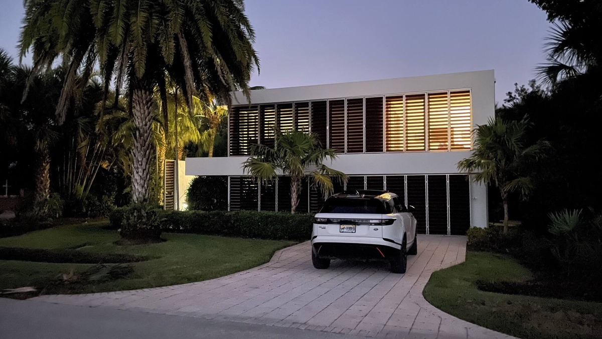Tradewinds House | Architectural 3-bedroom pool house w/private beach access in brilliant Sanibel