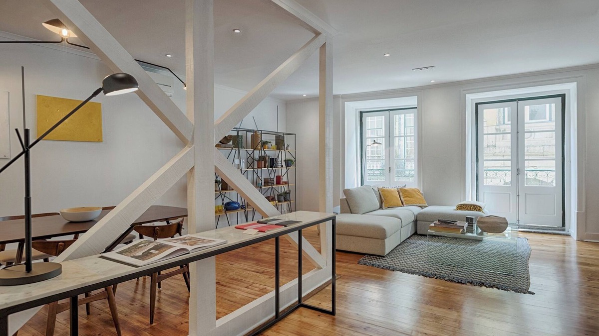 Misericordia Apartment | Architectural Gem in Bica