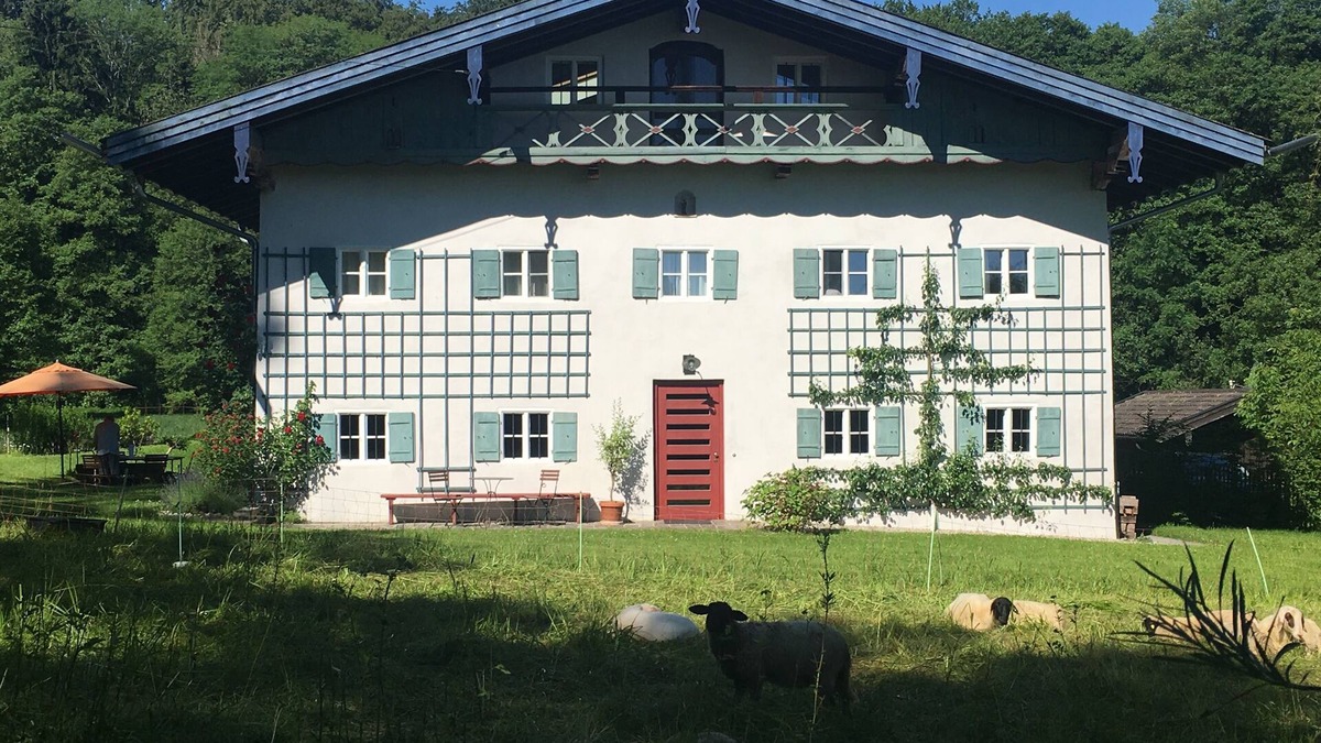 Prien am Chiemsee House | Architecturally sophisticated renovated farmhouse with lake