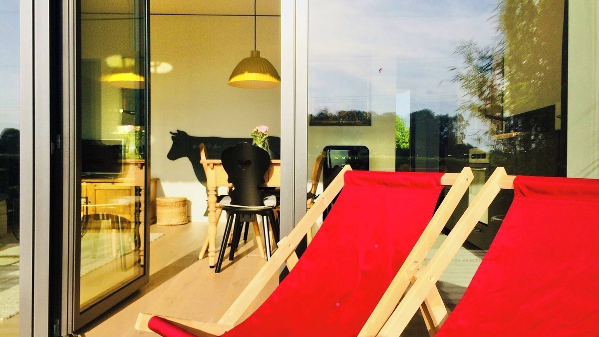 Stephanskirchen Apartment | Architektur trifft Seenähe. Wohlfühlunterkunft mit Blick in die Natur und Berge.