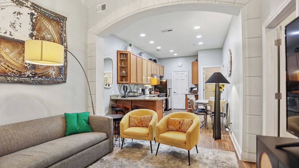 Old Town Triangle Apartment | Archways at the Lincoln Park Zoo 2bed/2ba