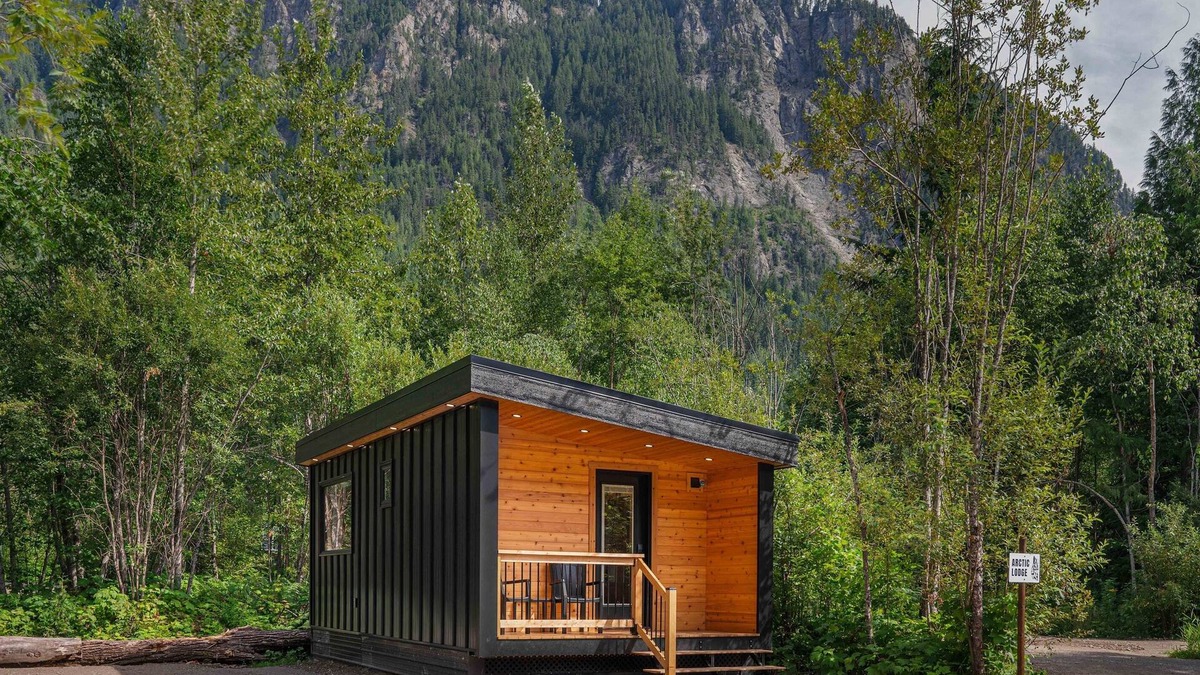 Revelstoke Hotel | Arctic Lodge - Alpha Mountain Loding
