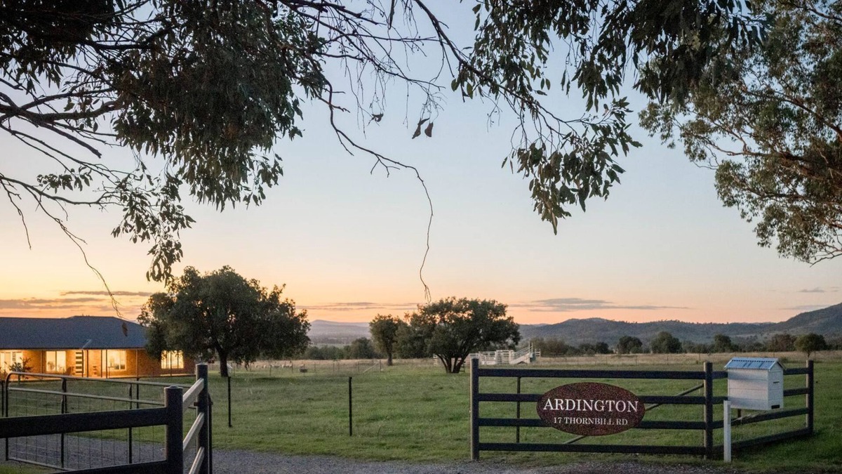 Moore Creek House | Ardington - 4-Bed Pet-Friendly with Pool