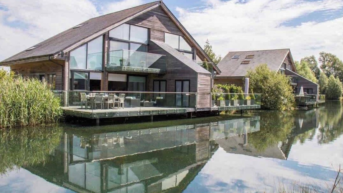 Ampney Crucis House | Ardross Lodge | Lakeside Hot Tub Stay for Groups