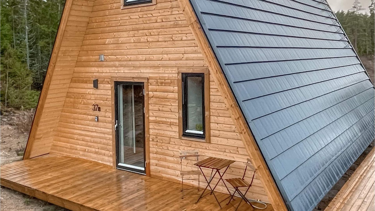 Tvetaryd House | Are you dreaming of a vacation close to nature? Then this special vacation home on the lake is the r