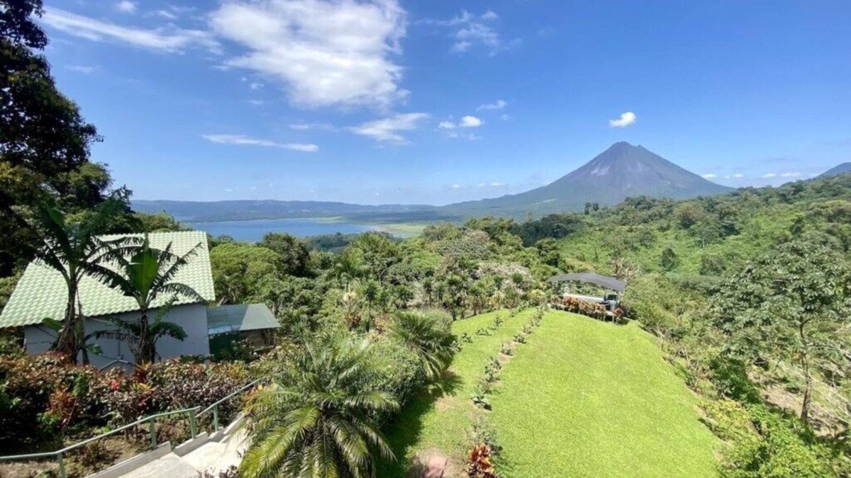 La Fortuna Villa | Arenal Birdsong. Entire Villa w/Stunning Volcano & Lake Views