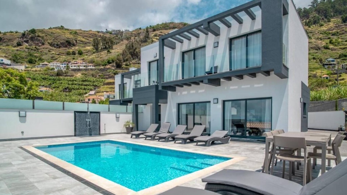 Prazeres Villa | Arizona villa in charming Arco Calheta