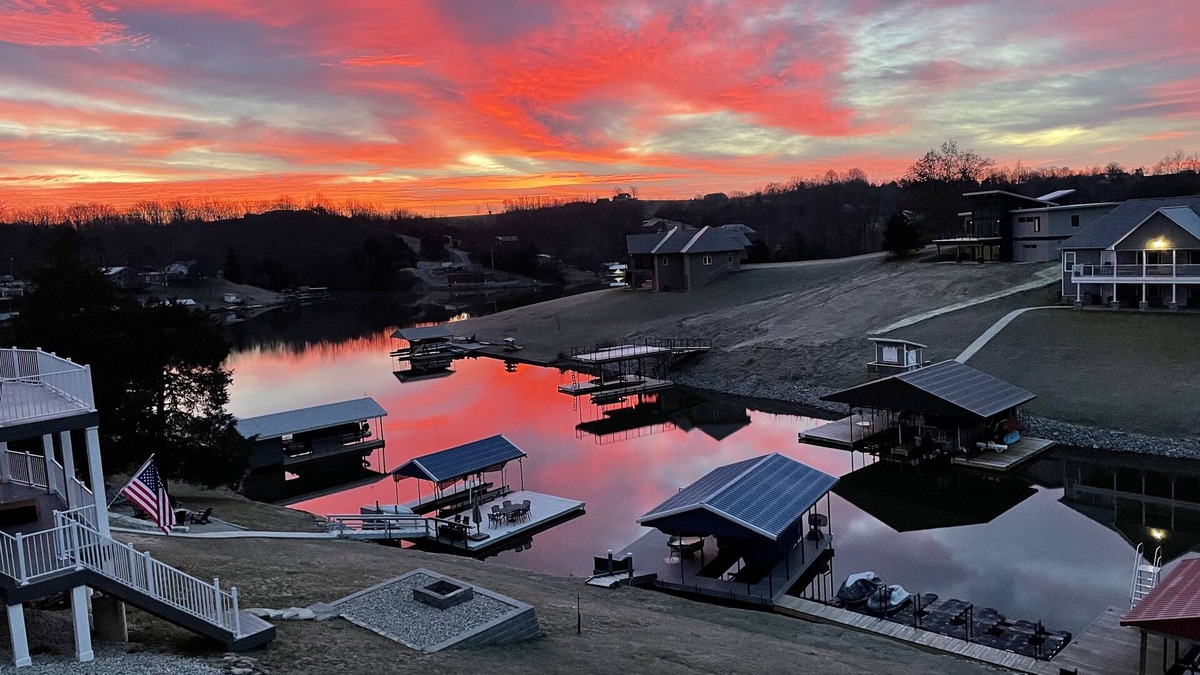 Williamstown Cabin | Ark Encounter★ Lakefront Front Cabin, Dock Water Slides, Screened Porch Hot Tub★