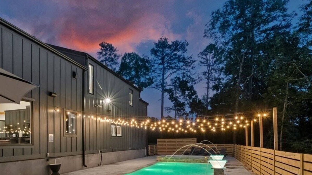 Rogers Cabin | Arkansas Luxe Forest Haven: Pool, Cinema & More!