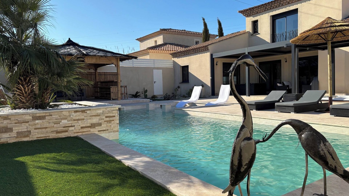 Arles Villa | ARLES Modern villa with heated pool, jacuzzi and electric hook-up point