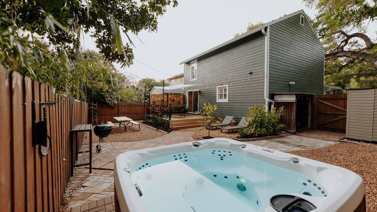 Arlington Park House | ARLI HAUS. Elevated Sarasota Vacation. Hot Tub, 4BR, 2 Kings, 5mi to the beach