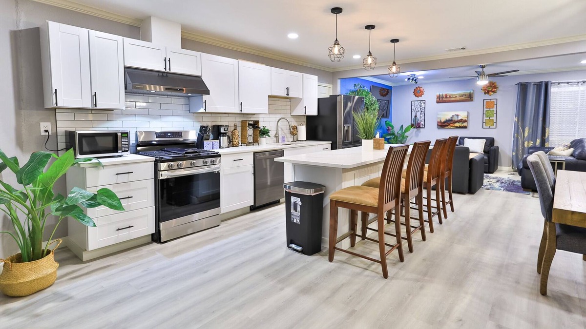 Central Arlington House | Arlington 3bd/1ba Hot Tub Hideaway, Huge Kitchen, Hot Tub, Deck, Firepit