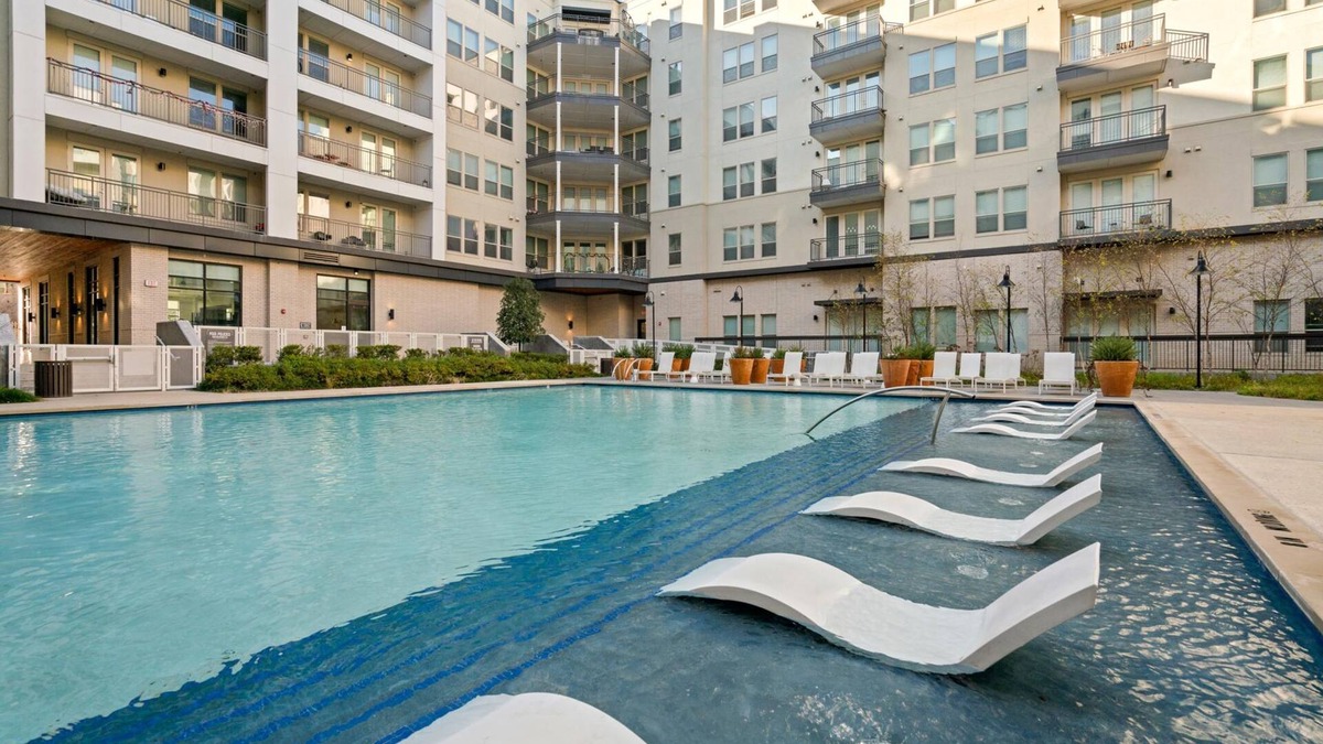 Central Arlington Apartment | Arlington Classy 2BD 2BA Apartment