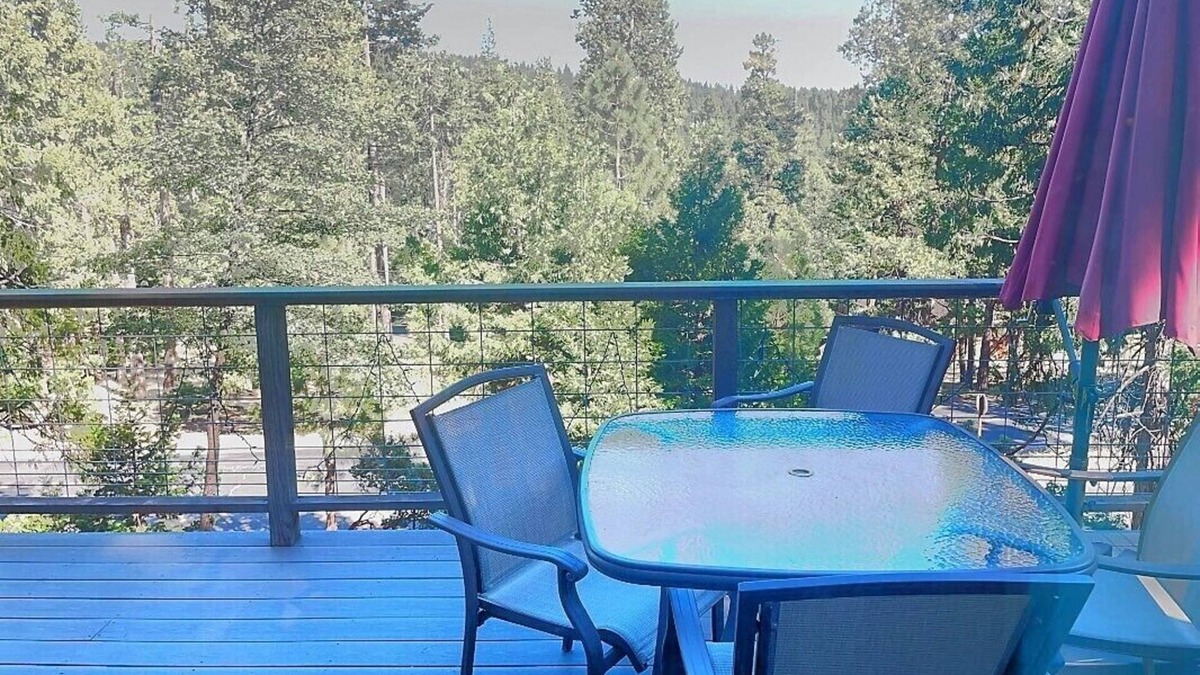 Arnold Cabin | Arnold Family Escape - 4 Bdrm Blue Lake Springs Cabin