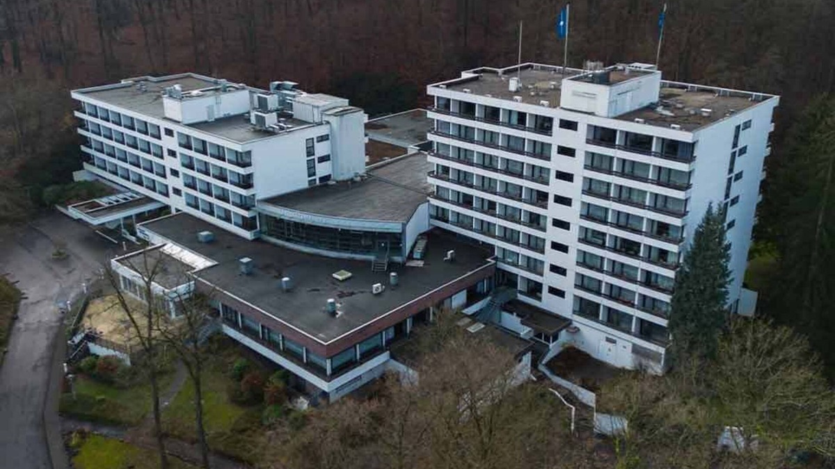 Arnsberg Hotel | Arnsberg Adventure Starts In Pool Room With Pets Included