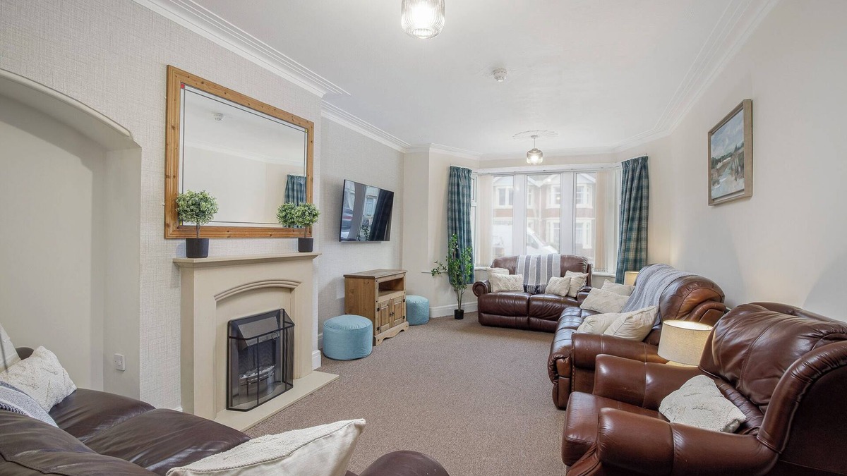South Shore Cottage | *Arnside - Spacious 10-Bedroom Seaside Cottage!*