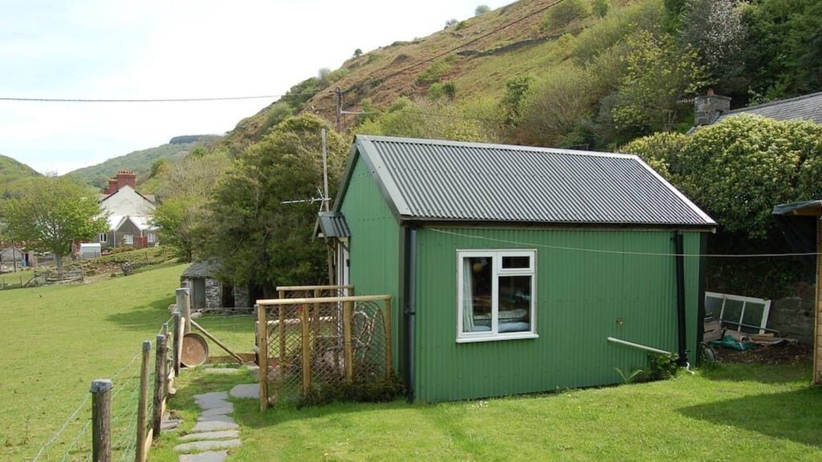 Fairbourne Apartment | Arosfa Garden Cabin near the beach