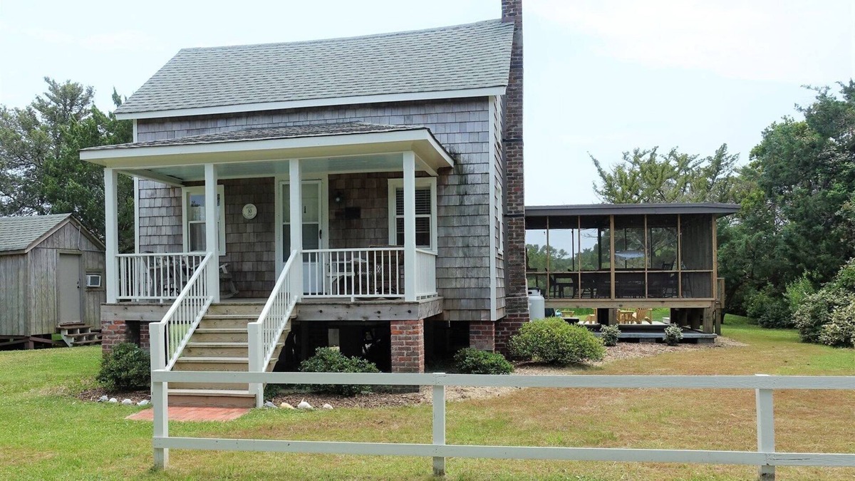 Ocracoke Cottage | Around the corner from the Ocracoke Lighthouse and Springer's Point.