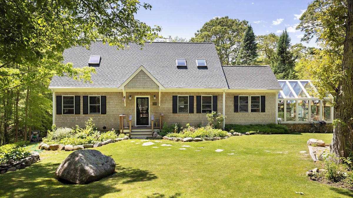 Vineyard Haven House | ARRIVE/DEPART ANY DAY Charming Lambert's Cove Home Close to Beach/Ice House Pond