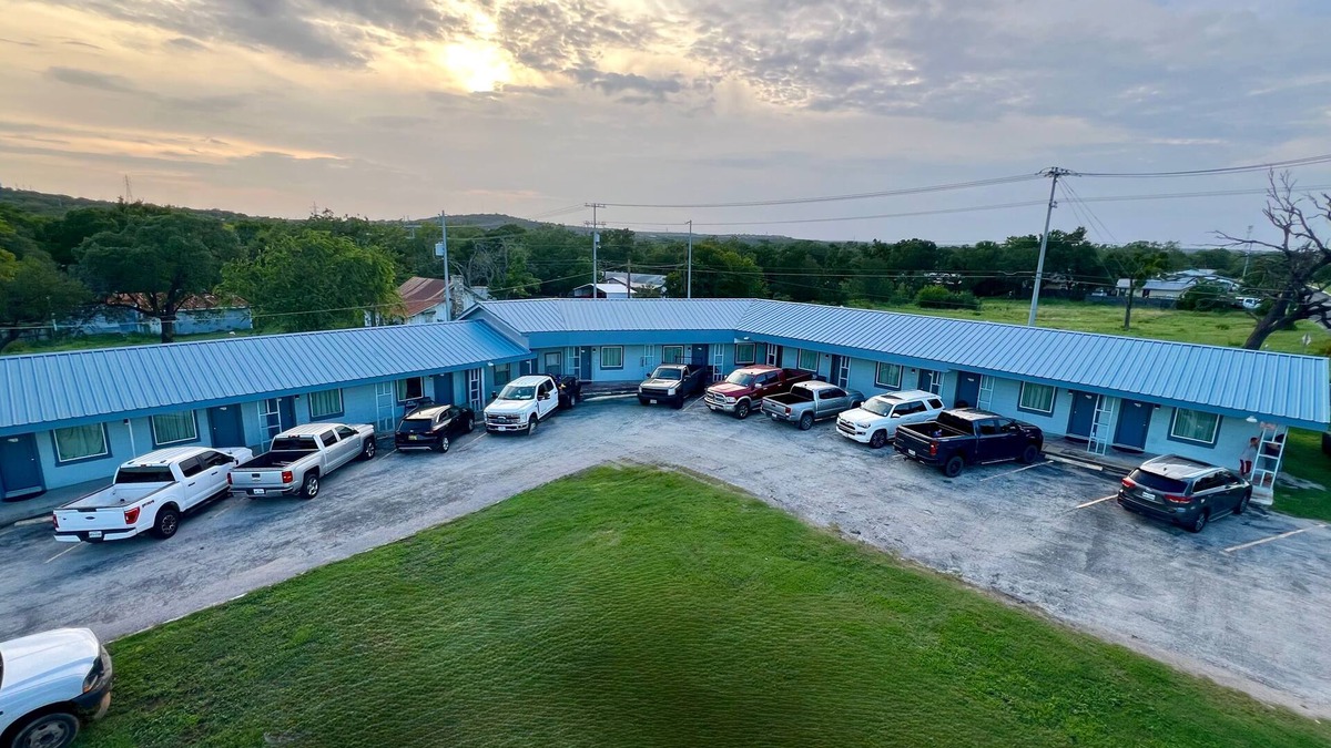 Burnet Hotel | Arrowhead Motel