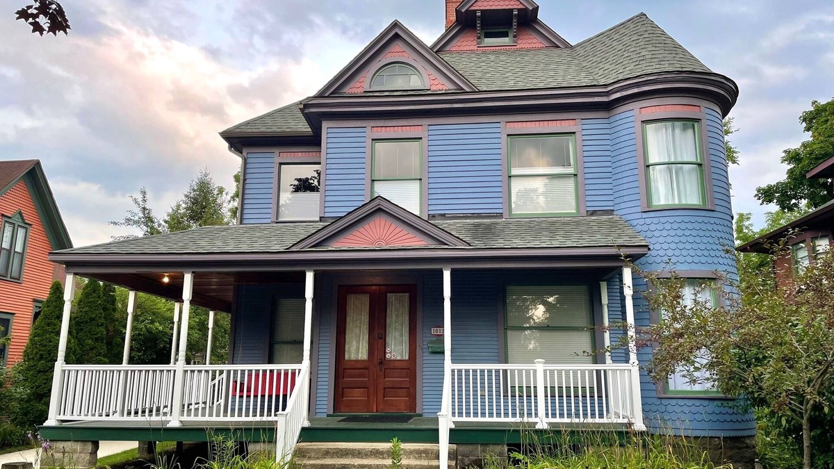 West Washington House | Art and Lodging