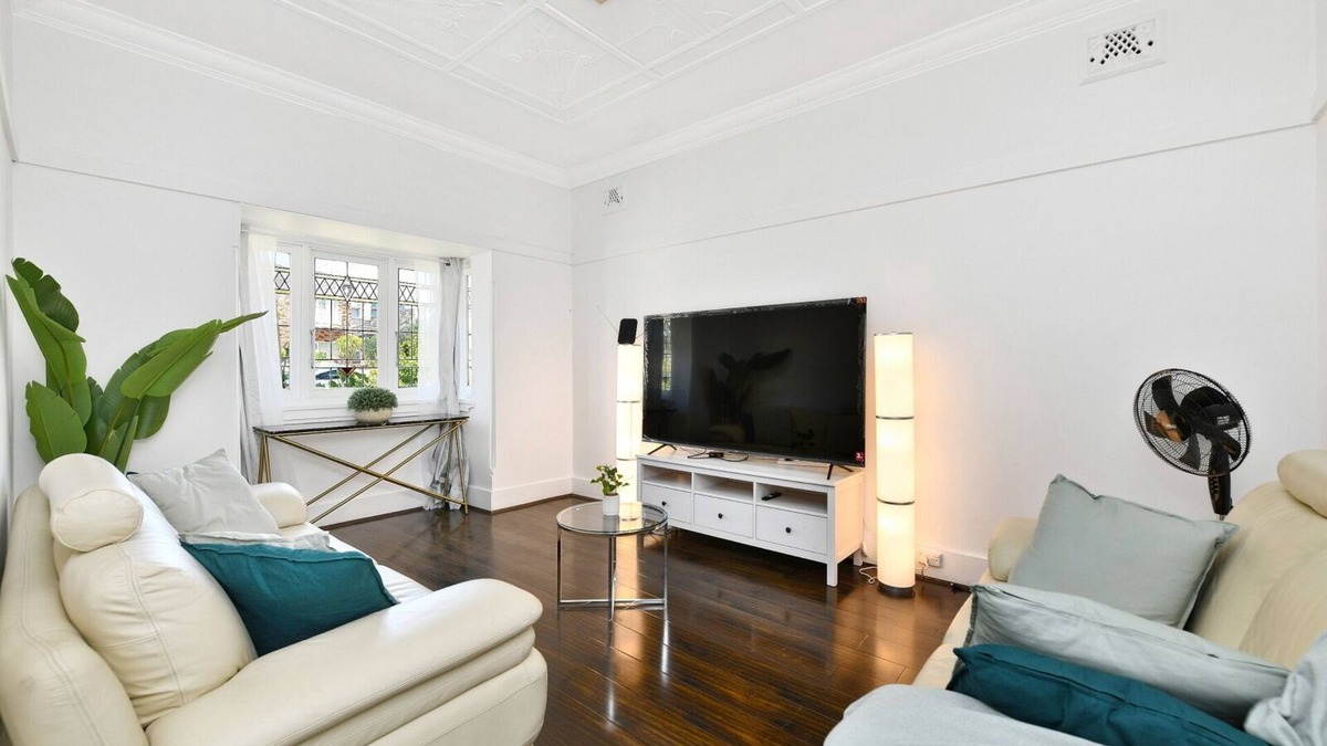 Kensington House | Art Deco Home with Games Room/Vape Room - 10mins to Stadium & Beach!
