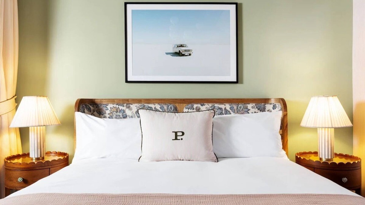 Hyde Park Hotel | Art Deco Room With Kitchenette, Onsite Parking, Pets Are Welcome!