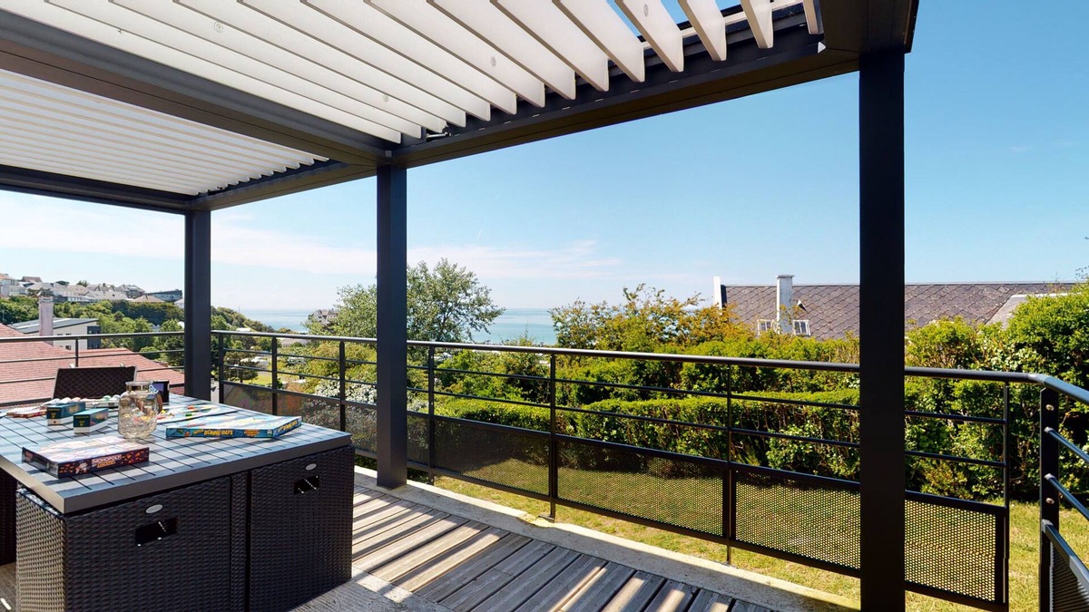 Donville-les-Bains Villa | Art Deco villa facing the sea with fireplace, SPA, Billiards and Table football!