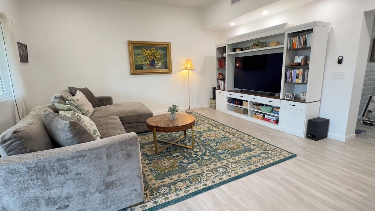 Swan Way Park House | Art-Filled Desert Escape in Central Tucson