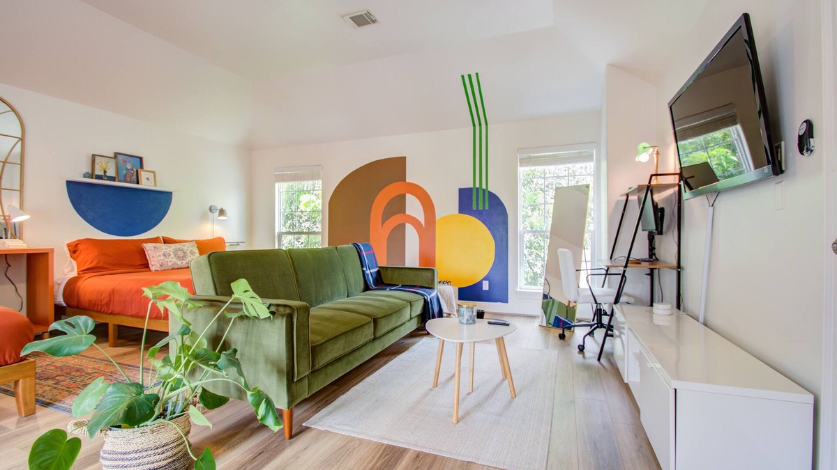 Washington Ave./ Memorial Park House | Art Lovers Stop Scrolling! Large, Vibrant, and Colorful Home w/3 king beds!