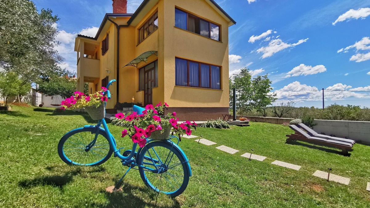 Markovac Apartment | Artemis - Markovac Višnjan, cozy apartment with large garden and hot tub