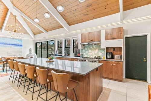 South Park Hill House | Artful Stay, Downtown, Spacious, LED Art, Hot Tub