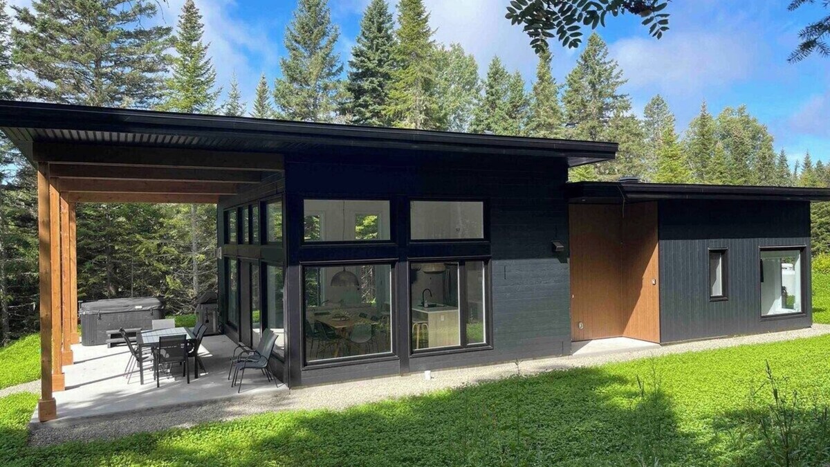 Baie-St-Paul Ski Chalet | Artik 10: Private Retreat with Spa & Trails