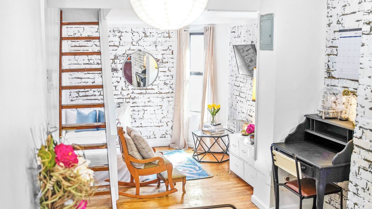 East Village Apartment | Artist Cove- Walk up Penthouse- Semi-Duplex- Sleep 3 Located In Center of LES