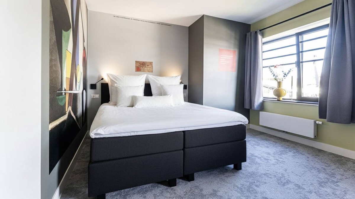 Centrum Apartment | Artist-inspired suite for 2 with king bed, private kitchen, air conditioning, and modern comforts. Perfect for couples, solo travelers, or business stays.