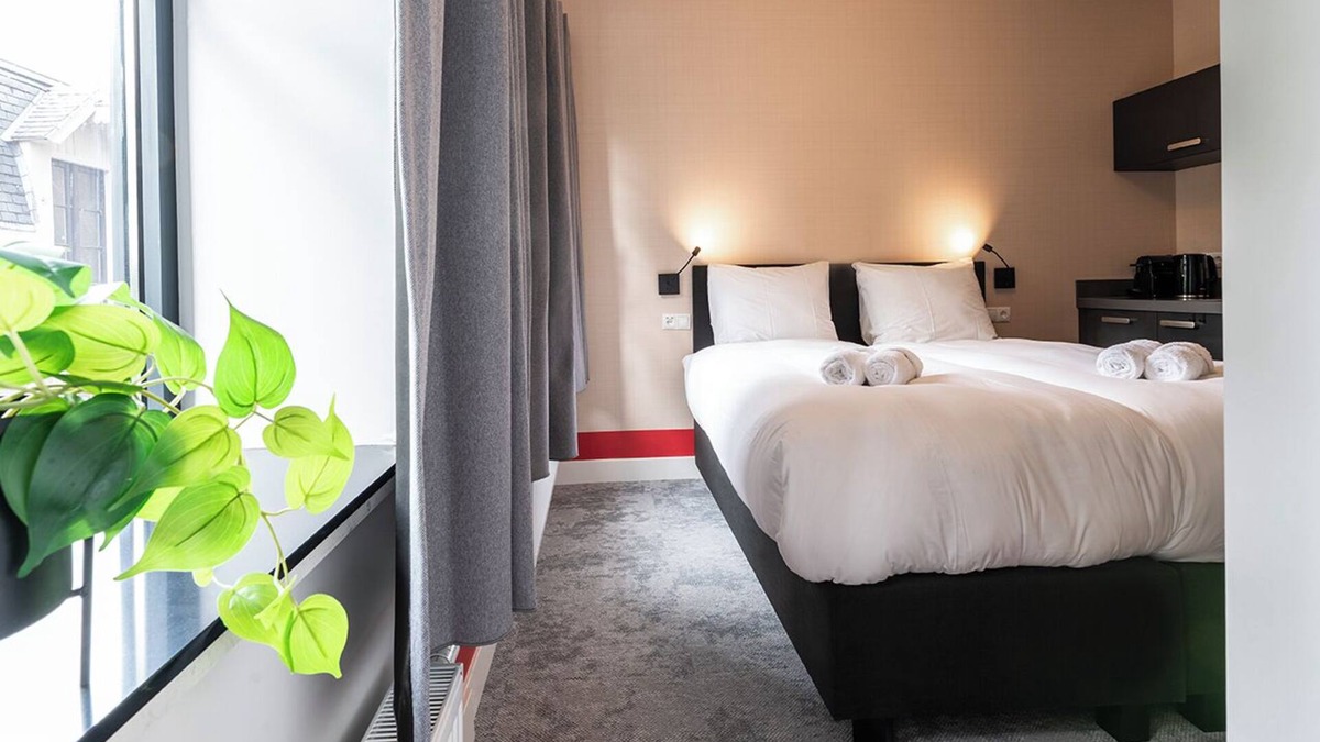 Centrum Apartment | Artist-inspired suite for 2 with king bed, private kitchen, air conditioning, and all modern comforts. Perfect for couples or solo travelers.