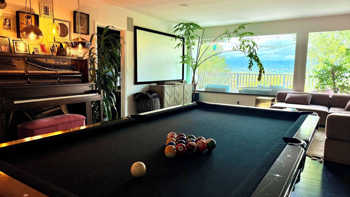 Sherman Oaks House | Artist Retreat: LA Bungalow w/Hot Tub, Pool Table & Piano - Close but Peaceful