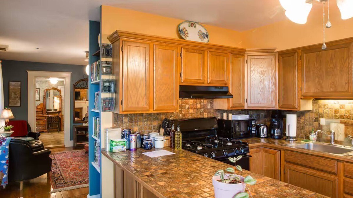 East Side Apartment | Artist's Guest Quarters in Grant Park