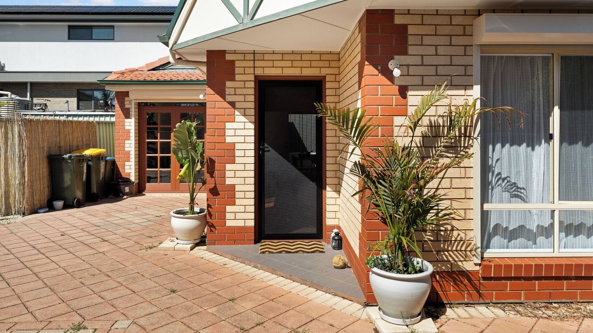 Rostrevor House | Artistic private 3 Bedroom house with courtyard and parking