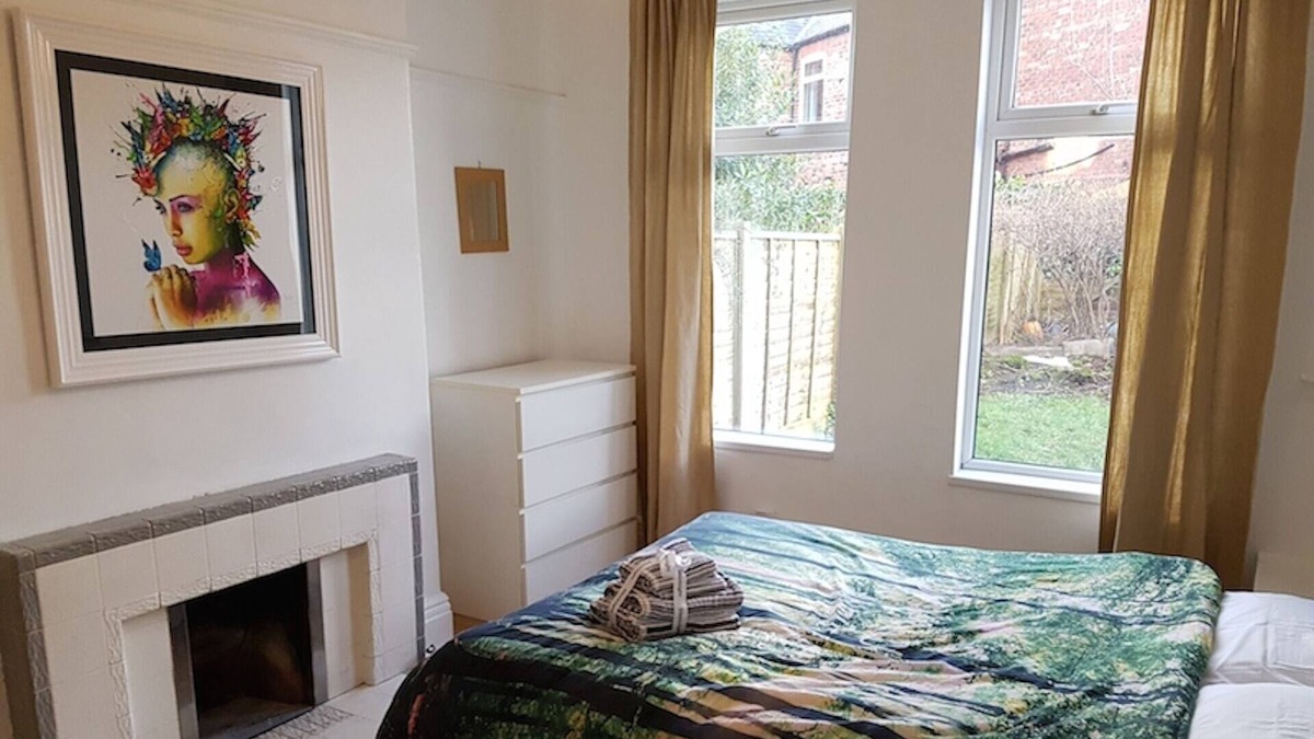 Chorlton-cum-Hardy Condo | Artists garden flat in popular Chorlton location