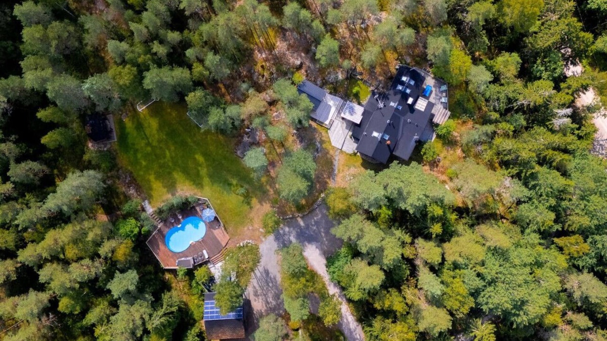 Espoo Cottage | Artists Nuuksio Retreat with Heated Pool, 800 Meters from Lake, Table tennis, Pool table