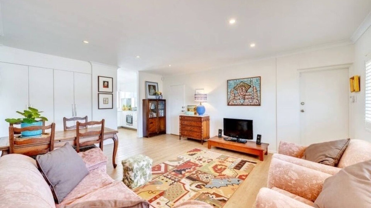 Ashgrove Apartment | Artsy apartment a stone's throw away from amenities and public transport