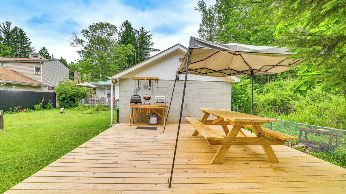 Scotrun Cottage | Artsy Cottage in Scotrun w/Studio Space & Hot Tub