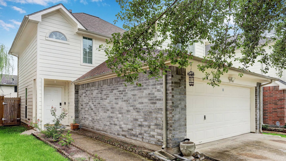 Clodine House | Artsy Home, Mins to Bellaire & Galleria, Sleeps 9, Family Friendly