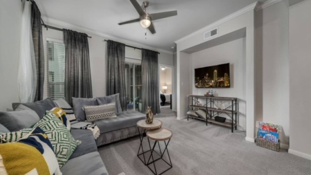 Bryan Place Apartment | Artsy Oasis | Deep Ellum| Parking + Gym