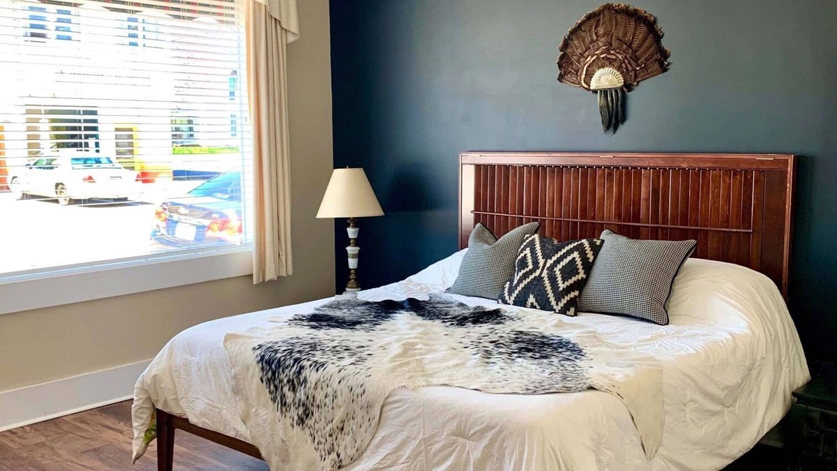 Cowan House | Artsy pet-friendly king room/historic railroad inn
